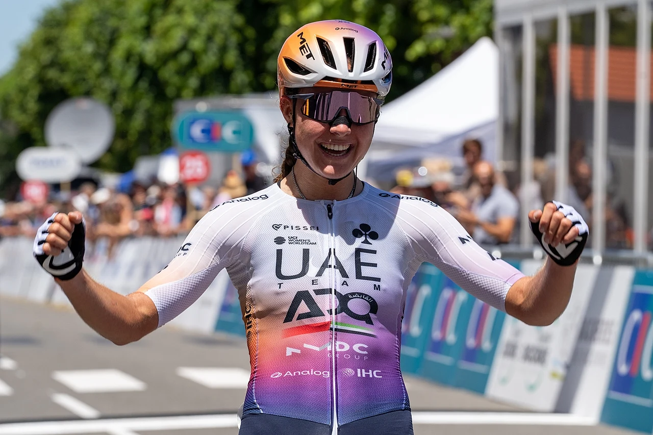 Paula Blasi celebra una victoria de etapa en el CIC-Tour Féminin des Pyrénées de 2026, imagen de archivo