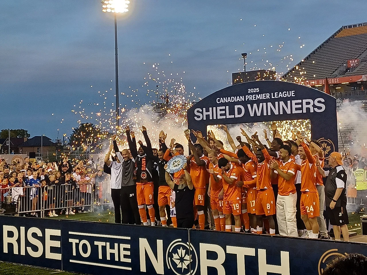 Jugadores del Forge FC celebran el CPL Shield de 2025, imagen de archivo