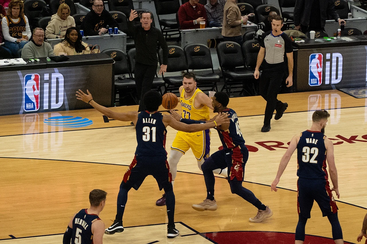 Luka Dončić con los Lakers ante Jarrett Allen y Donovan Mitchell en Cleveland en enero de 2026, imagen de archivo